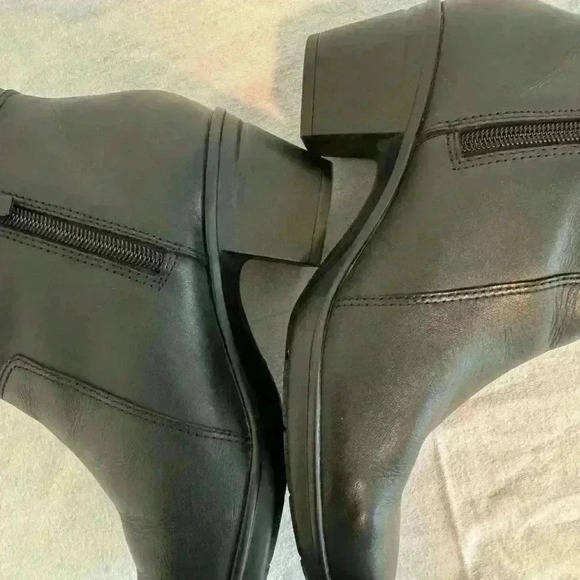 Clark and kill boots only used once - Picture 7 of 10